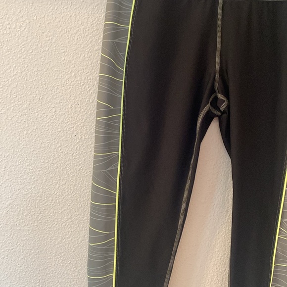 Like new Xersion train 7/8 ankle leggings size large - Picture 2 of 6